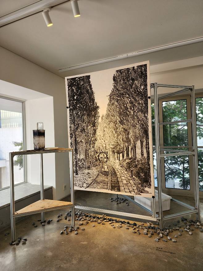 최형준, '경전철 숲길 사생', 지본수묵, 160x117cm(2025). 곽인숙 기자