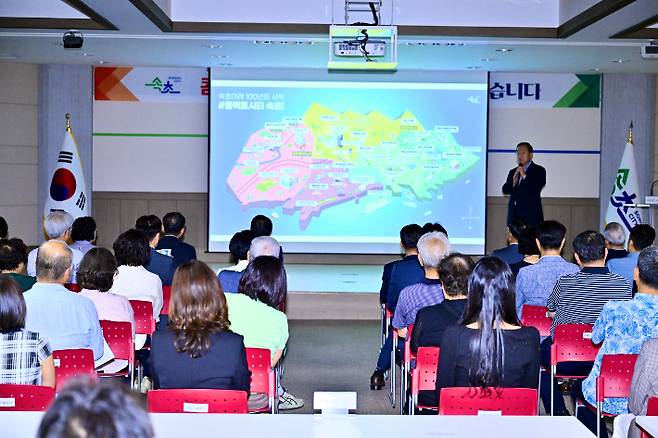 속초시는 지난 11일 시청 대회의실에서 '콤팩트시티 속초, 이렇게 준비하고 있습니다'라는 제목의 설명회를 개최했다. 속초시 제공