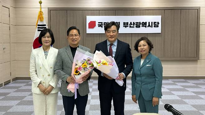 국민의힘 부산시당 신임 위원장으로 정동만 의원(오른쪽에서 두번째)이 선출됐다. 국민의힘 부산시당 제공