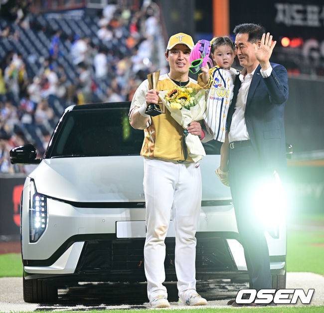 [OSEN=대전, 최규한 기자] 12일 오후 대전 한화생명볼파크에서 ‘2025 신한 SOL Bank KBO리그’ 올스타전이 열렸다.KBO 올스타전 경기는 드림 올스타와 나눔올스타 대표로 나선 총 30명의 선수가 치열한 승부를 펼친다.미스터 올스타를 거머쥔 LG 박동원이 포즈를 취하고 있다. 2025.07.12 / dreamer@osen.co.kr