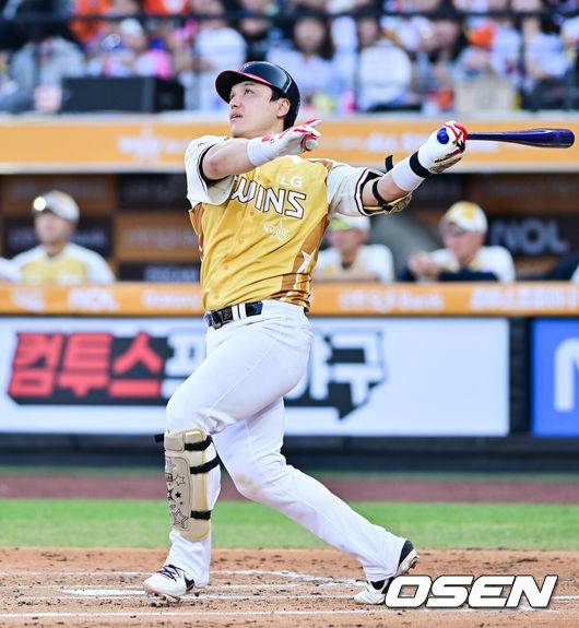[OSEN=대전, 박준형 기자] 12일 오후 대전 한화생명볼파크에서 2025 신한 SOL뱅크 KBO 올스타전이 열렸다.13년 만에 대전에서 열리는 KBO 올스타전은 드림 올스타와 나눔올스타 대표로 나선 총 30명의 선수가 치열한 승부를 펼친다.1회말 LG 박동원이 2점 홈런을 날리고 있다. 2025.07.12 / soul1014@osen.co.kr