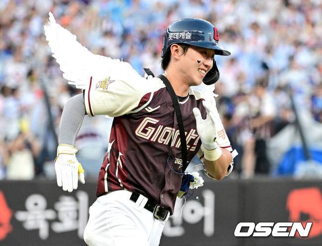 [OSEN=대전, 최규한 기자] 12일 오후 대전 한화생명볼파크에서 ‘2025 신한 SOL Bank KBO리그’ 올스타전이 열렸다.KBO 올스타전 경기는 드림 올스타와 나눔올스타 대표로 나선 총 30명의 선수가 치열한 승부를 펼친다.드림 올스타 롯데 전민재가 주루 플레이를 펼치고 있다. 2025.07.12 / dreamer@osen.co.kr