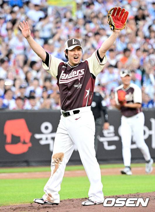 [OSEN=대전, 최규한 기자] 12일 오후 대전 한화생명볼파크에서 ‘2025 신한 SOL Bank KBO리그’ 올스타전이 열렸다.KBO 올스타전 경기는 드림 올스타와 나눔올스타 대표로 나선 총 30명의 선수가 치열한 승부를 펼친다.2회말 2사에서 마운드에 오른 올스타 최정이 이닝을 마무리 지은 뒤 기뻐하고 있다. 2025.07.12 / dreamer@osen.co.kr