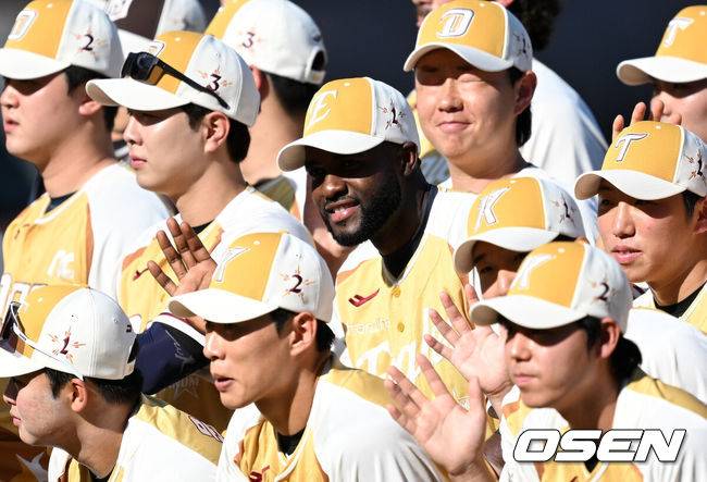 [OSEN=대전, 이대선 기자] 12일 오후 대전 한화생명볼파크에서 2025 신한 SOL뱅크 KBO 올스타전이 열렸다.13년 만에 대전에서 열리는 KBO 올스타전은 드림 올스타와 나눔올스타 대표로 나선 총 30명의 선수가 치열한 승부를 펼친다.한화 플로리얼이 단체 기념촬영을 하고 있다. 2025.07.12 / sunday@osen.co.kr