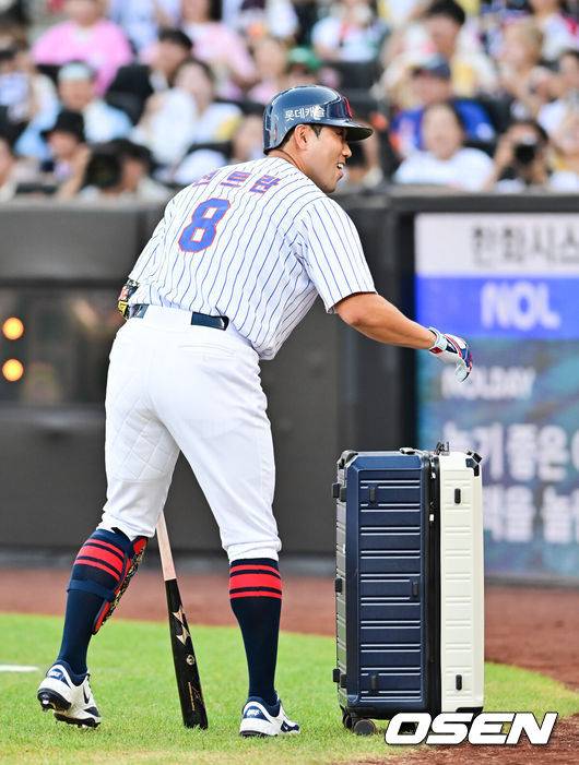 [OSEN=대전, 박준형 기자] 12일 오후 대전 한화생명볼파크에서 2025 신한 SOL뱅크 KBO 올스타전이 열렸다.13년 만에 대전에서 열리는 KBO 올스타전은 드림 올스타와 나눔올스타 대표로 나선 총 30명의 선수가 치열한 승부를 펼친다.1회초 롯데 전준우가 전트란 이름이 적힌 유니폼을 입고 입장하고 있다.  2025.07.12 / soul1014@osen.co.kr