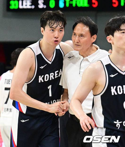 [OSEN=안양, 김성락 기자] 13일 오후 안양 정관장아레나에서 ‘하나은행 2025 남자농구 국가대표 평가전’ 대한민국과 일본의 두 번째 평가전이 열렸다. 대한민국은 지난 11일 열린 일본과의 첫 번째 평가전에서 91-77로 승리를 거뒀다. 2쿼터 작전타임 대한민국 이현중, 안준호 감독이 이야기를 나누고 있다. 2025.07.13 / ksl0919@osen.co.kr