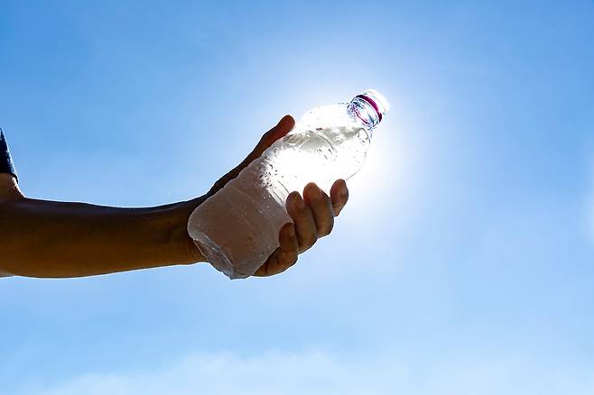 덥다고 냉수를 너무 많이 마시면 소화기관의 온도가 떨어져 소화 기능에 영향을 미칠 수 있다. 클립아트코리아 제공
