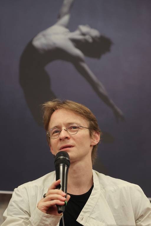 전설적인 무용수 ‘바리시니코프의 재림’으로 평가받는 발레리노 다닐 심킨이 8일 유니버설아트센터에서 기자들에게 자신의 무용 철학에 관해 이야기하고 있다. 연합뉴스