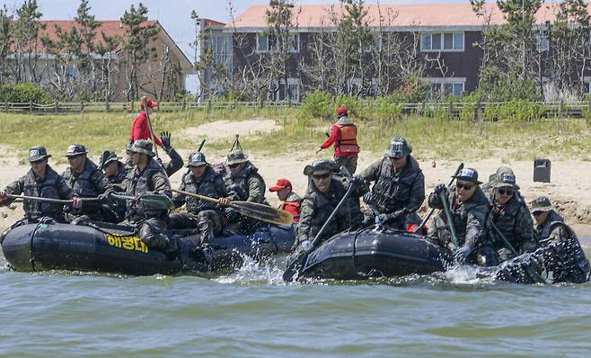 해병대1사단 72대대 장병들이 도구해안 훈련장에서 해상진수를 하고 있다. 해병대 제공
