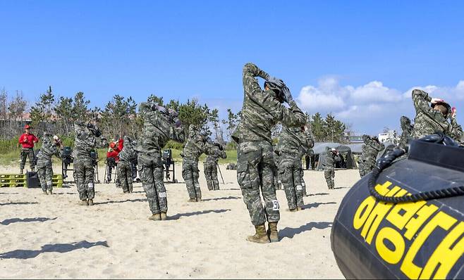 해병대 1사단 장병들은 상륙기습훈련에 필요한 기초체력을 단련하기 위해 PT체조를 실시하고 있다.&nbsp;