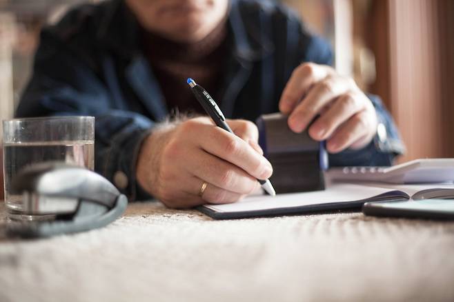 자녀들이 심장&nbsp;수술 후 요양 중인 아버지에게 재산 증여계약서를 작성하게 한 것은 강압에 의한 계약으로&nbsp;‘무효’라는 법원 판단이 나왔다.&nbsp; 게티이미지뱅크