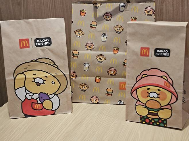 한국맥도날드는 익산 고구마 버거 출시에 맞춰 카카오프렌즈&nbsp;‘춘식이’ 캐릭터와 협업, 포장지에 농부 옷차림을 한 채&nbsp;고구마를 든 춘식이를 그려넣었다.