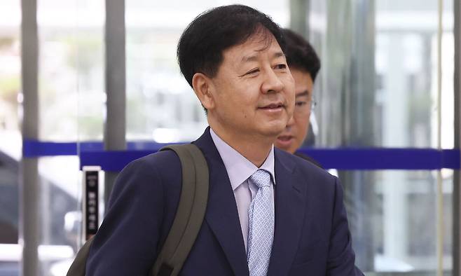 구윤철 경제부총리 겸 기획재정부 장관 후보자가 6뤌 30일 서울 중구 예금보험공사에 마련된 후보자 사무실로 출근하고 있다. 뉴시스