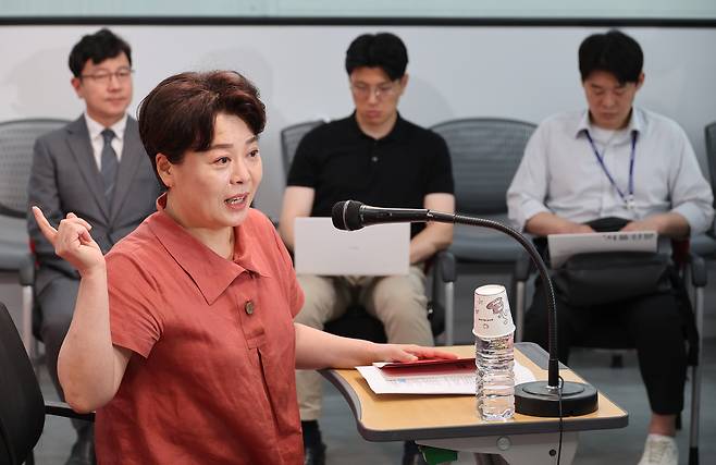 국민의힘 윤희숙 혁신위원장이 13일 서울 여의도 중앙당사에서 열린 기자간담회에서 취재진의 질문에 답하고 있다. 연합뉴스