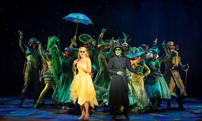 뮤지컬 ‘위키드’에서 오즈의 마법사 초대로 에메랄드시티를 방문한 글린다(왼쪽)와 엘파바가 즐거운 시간을 보내고 있다. 2012년 첫 내한 공연 후 13년 만에 돌아온 오리지널 영어 공연이다. 에스앤코 제공