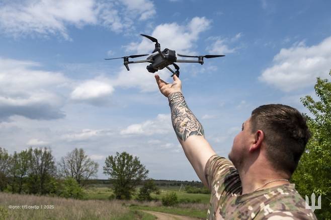 우크라이나군의 한 드론 조종사가 일인칭시점(FPV) 드론을 띄우고 있다. 출처=우크라이나군 제115독립기계화여단 페이스북