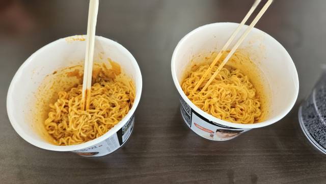 GS25 PB라면 '오모리김치즈볶음면' 제품 조리 이미지. 김남명 기자