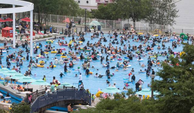 6일 오후 서울 광진구 뚝섬 한강공원 수영장이 북적이고 있다. 뉴스1