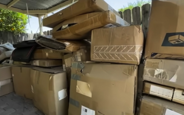 케이의 차고에 쌓인 택배 상자들. ABC7 보도화면 캡처