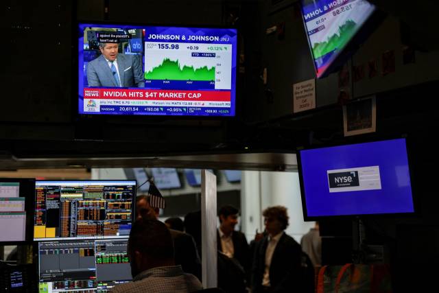 지난 9일(현지 시간) 미국 뉴욕증권거래소의 스크린에 ‘엔비디아 시총 4조 달러 돌파’가 쓰여 있다. /로이터연합뉴스