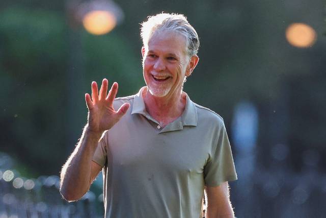 리드 헤이스팅스 넷플릭스 창업자가 지난 10일 미국 아이다호주에서 열린 선밸리 컨퍼런스에 모습을 드러내며 인사하고 있다. /로이터연합뉴스