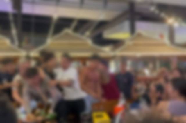 12일(현지시간) 파타야메일 등 현지 매체에 따르면 전날 오전 3시 30분쯤 파타야 나클루아의 한 야외 식당에서 한국인 관광객들 사이에서 격렬한 몸싸움이 벌어졌다. 사진= 틱톡 갈무리