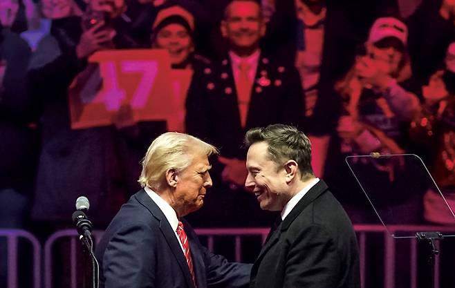 1월19일 미국 워싱턴DC 캐피털 원 아레나에서 열린 유세 중, 도널드 트럼프 미국 대통령(왼쪽)과 일론 머스크 테슬라 CEO(오른쪽)가 함께 무대에 올라 있다. ⓒEPA 연합