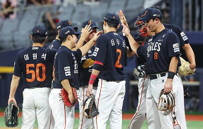 7월4일 서울 고척스카이돔에서 열린 프로야구 한화 이글스와 키움 히어로즈의 경기에서 2대1로 승리한 한화 선수들이 기쁨을 나누고 있다. ⓒ뉴스1