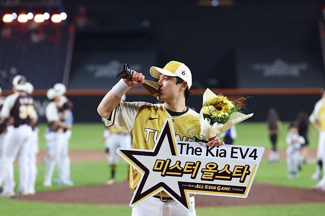 LG 박동원은 12일 대전 한화생명볼파크에서 열린 2025 올스타전에 나눔 올스타의 6번타자 포수로 나서 홈런을 포함해 4타수 3안타 3타점 1득점으로 활약했다. 그는 기자단 투표 28표 중 27표를 얻어 올스타전 MVP로 뽑혔다. 대전｜뉴시스