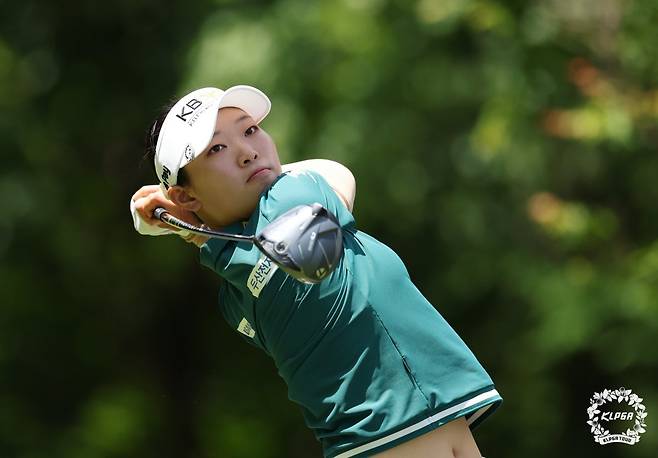 방신실이 13일&nbsp;하이원리조트 여자오픈 2025 최종 라운드 3번 홀에서 티샷을 하고 있다. 방신실은 역전 우승에 성공하며 시즌 2승, 통산 4승에 입맞춤했다. 사진제공 | KLPGA