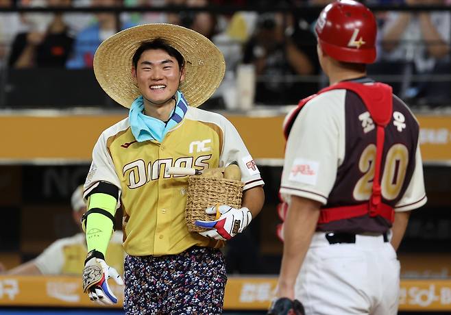 NC 김주원이 12일 대전에서 열린 올스타전에 ‘감자 캐는 농부’ 퍼포먼스를 하며 타석에 들어서고 있다. 연합뉴스