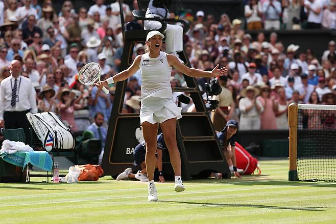 이가 시비옹테크(폴란드)가  12일(현지시간) 영국 런던의 올잉글랜드 클럽에서 열린 윔블던 테니스대회 여자 단식 결승에서 어맨다 아니시모바(미국)를 상대로 포인트를 따낸 뒤 환호하고 있다.  게티이미지코리아