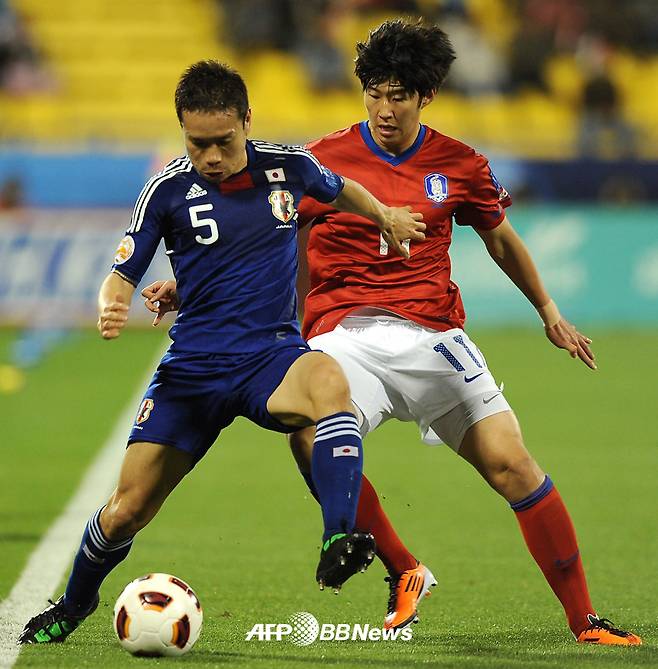지난 2011 아시아축구연맹(AFC) 아시안컵 4강 한국전에서 손흥민과 볼 경합을 펼치고 있는 나가토모 유토. /AFPBBNews=뉴스1