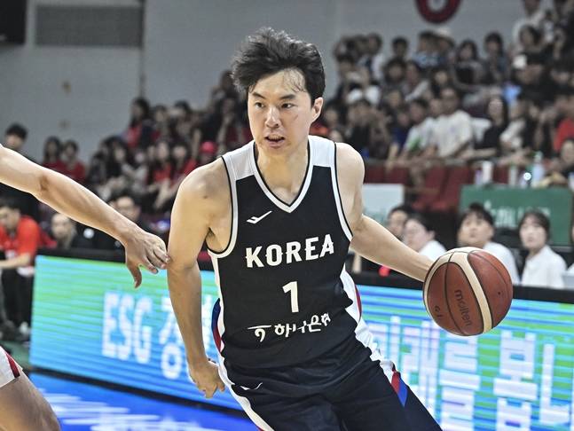 13일 일본을 상대로 돌파를 시도하고 있는 이현중. /사진=대한민국농구협회