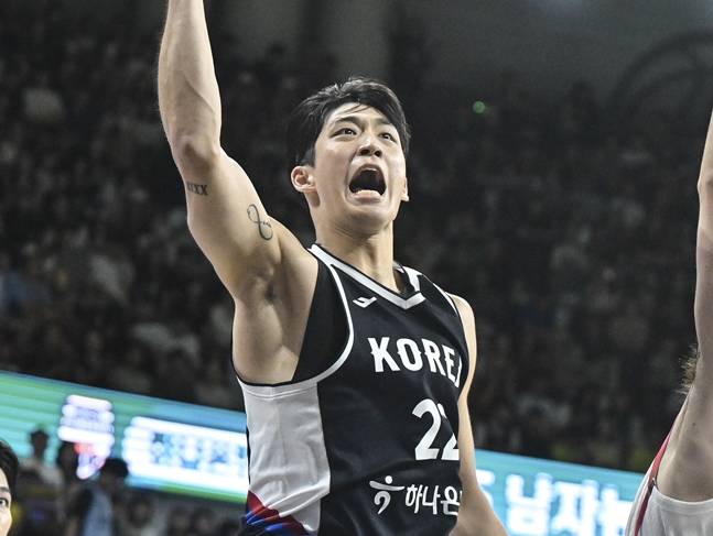 골밑슛을 시도하는 여준석. /사진=대한민국농구협회