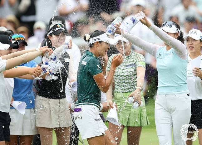 방신실(가운데)이 우승을 한 뒤 동료들로부터 축하 물 세례를 받고 있다. /사진=KLPGT 제공