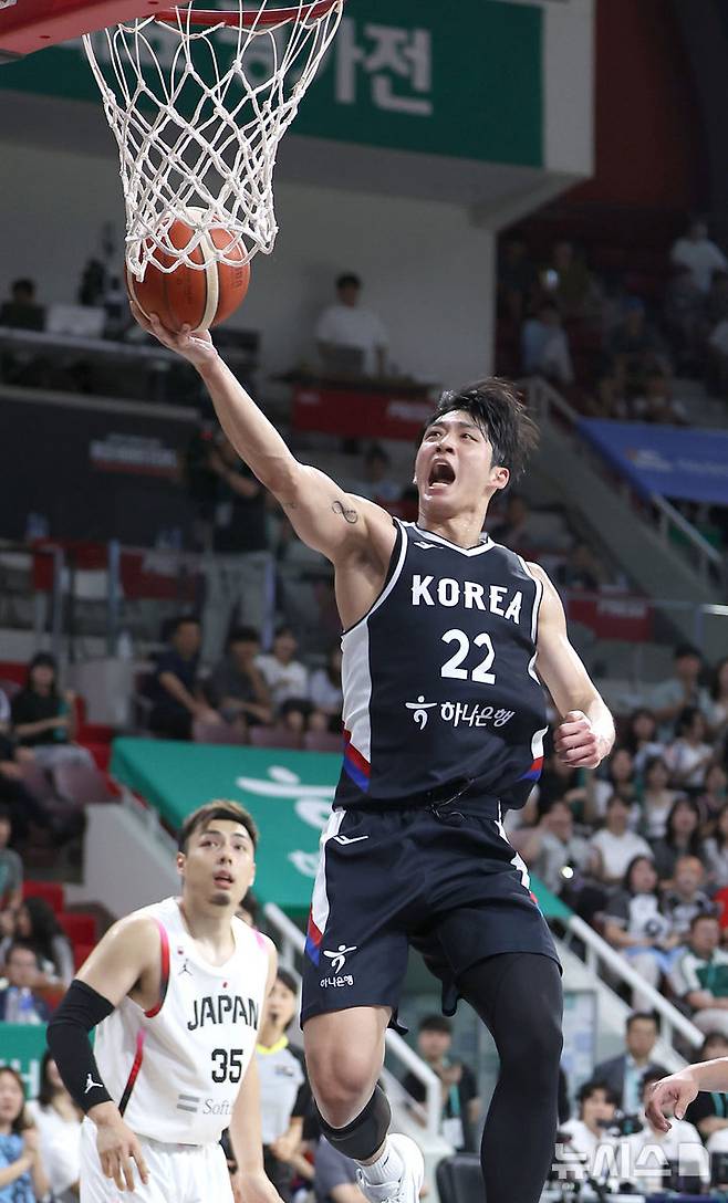 13일 경기 안양시 정관장 아레나에서 열린 하나은행 초청 2025 남자농구 국가대표 평가전 대한민국 vs 일본 2차전 경기, 여준석이 골밑슛을 하고 있다. /사진=뉴시스
