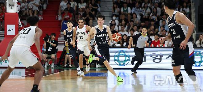 13일 경기 안양시 정관장 아레나에서 열린 하나은행 초청 2025 남자농구 국가대표 평가전 대한민국 vs 일본 2차전 경기, 이현중이 드리블을 하고 있다. /사진=뉴시스