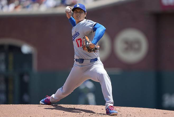 LA 다저스 오타니 쇼헤이가 13일(한국시간) 미국 캘리포니아주 샌프란시스코의 오라클파크에서 열린 2025 미국 메이저리그(MLB)에 선발 등판해 3이닝 1피안타 1볼넷 4탈삼진 무실점을 기록했다. 오타니의 시즌 평균자책점은 1.50에서 1.00으로 하락했다. AFP 연합뉴스