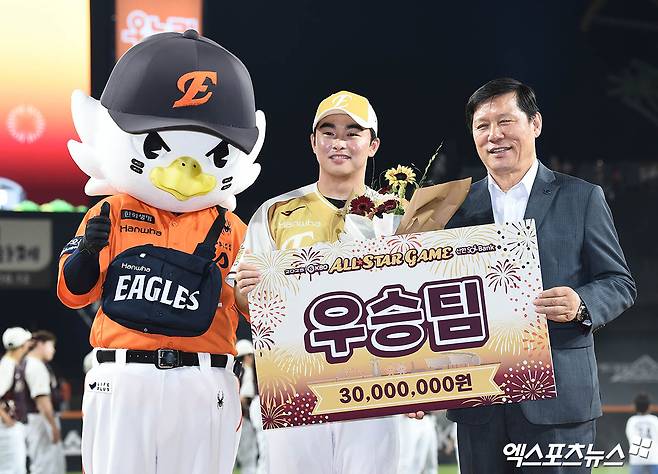 12일 오후 대전 한화생명볼파크에서 열린 '2025 신한 SOL Bank KBO 올스타전' 드림 올스타와 나눔 올스타의 경기, 나눔이 8:6의 스코어로 승리했다. 경기 종료 후 나눔 문현빈이 우승팀 수상 기념 촬영을 하고 있다. 엑스포츠뉴스 대전, 박지영 기자