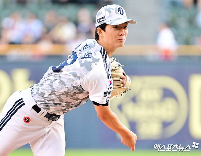4일 오후 서울 송파구 잠실야구장에서 열린 '2025 신한 SOL Bank KBO리그' KIA 타이거즈와 두산 베어스의 경기, 1회초 두산 선발투수 최민석이 공을 힘차게 던지고 있다. 엑스포츠뉴스 DB