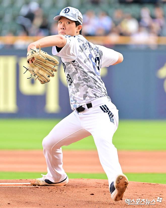 4일 오후 서울 송파구 잠실야구장에서 열린 '2025 신한 SOL Bank KBO리그' KIA 타이거즈와 두산 베어스의 경기, 1회초 두산 선발투수 최민석이 공을 힘차게 던지고 있다. 엑스포츠뉴스 DB