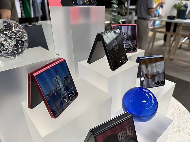 갤럭시 언팩에서 공개된 '삼성 갤럭시 Z 플립7'  (뉴욕=연합뉴스) 이지헌 특파원 = 삼성전자는 9일(현지시간) 뉴욕 브루클린 두갈 그린하우스에서 열린 신제품 공개 행사 '갤럭시 언팩 2025'에서 신형 폴더블 스마트폰 갤럭시 Z 폴드7 및 플립7를 전 세계에 소개했다. 사진은 전시된 플립7 모습. 2025.7.9 pan@yna.co.kr