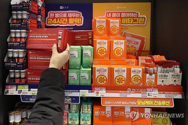 편의점에서 만나는 건기식 (서울=연합뉴스) 류효림 기자 = 국내 편의점 브랜드 씨유(CU)가 최근 편의점 건강식품 매출이 증가함에 따라 특화점 확대와 함께 업계에서 가장 먼저 건강기능식품 도입을 추진한다고 밝혔다. 12일 서울 중구 명동 CU 편의점에서 방문객들이 건강기능식품을 살펴보고 있다. 2025.3.12 ryousanta@yna.co.kr