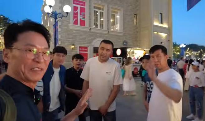 현지인들과의 만남 [유튜브 '수길따라' 제공. 재판매 및 DB 금지]