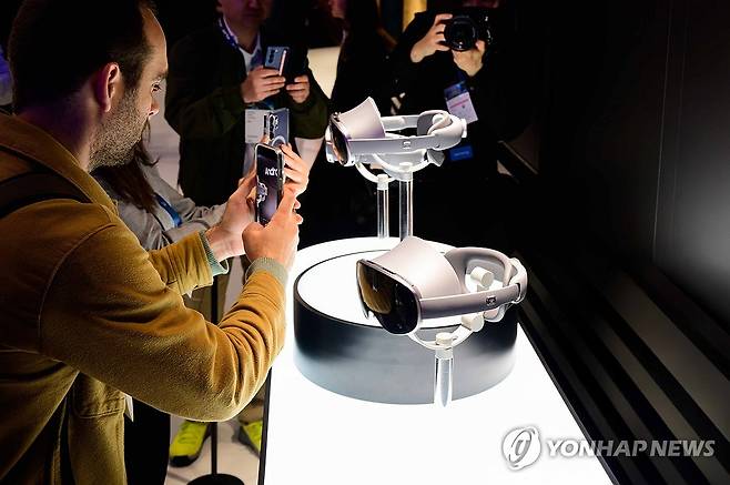 안드로이드 XR 헤드셋 '프로젝트 무한' 살펴보는 관람객들 (서울=연합뉴스) 세계 최대 이동통신 전시회 '모바일 월드 콩그레스(MWC) 2025' 개막을 맞은 3일(현지시간) 스페인 바르셀로나 피라 그란 비아 전시장에 마련된 삼성전자 부스에서 관람객들이 최초의 안드로이드 XR 헤드셋 '프로젝트 무한(Project Moohan)'을 살펴보고 있다. 2025.3.3 [삼성전자 제공. 재판매 및 DB 금지] photo@yna.co.kr