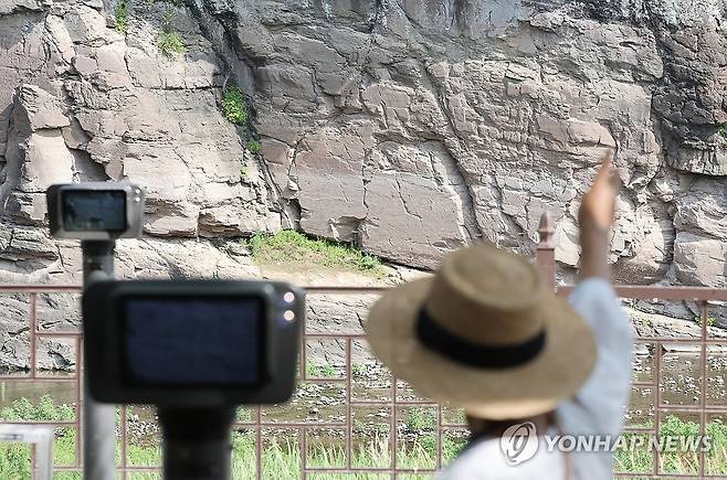 반구대 암각화 설명하는 해설사 [연합뉴스 자료사진]