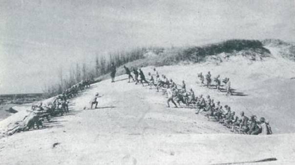 학생들이 단지모살 사구에서 군사훈련을 받는 장면 출처 = 1942년 제주도 구좌면 중앙학교 제20회 졸업기념 사진첩 [제주환경운동연합 제공.재판매 및 DB 금지]