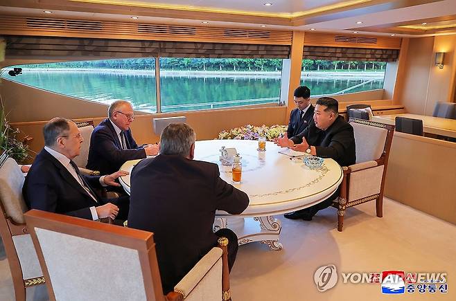 김정은, 러 외무장관 라브로프 접견 (평양 조선중앙통신=연합뉴스) 북한 김정은 국무위원장이 12일 세르게이 라브로프 러시아 외무장관을 접견했다고 조선중앙통신이 13일 보도했다. 2025.7.13 
    [국내에서만 사용가능. 재배포 금지. For Use Only in the Republic of Korea. No Redistribution] nkphoto@yna.co.kr