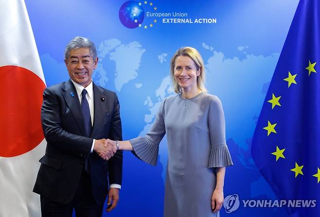 이와야 다케시 일본 외무상과 카야 칼라스 EU 외교안보 고위대표 [EPA 연합뉴스 자료사진. 재판매 및 DB 금지]